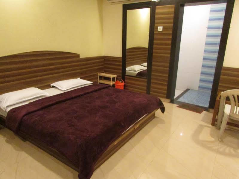 Hotel Laxmi Palace Shirdi Exterior photo